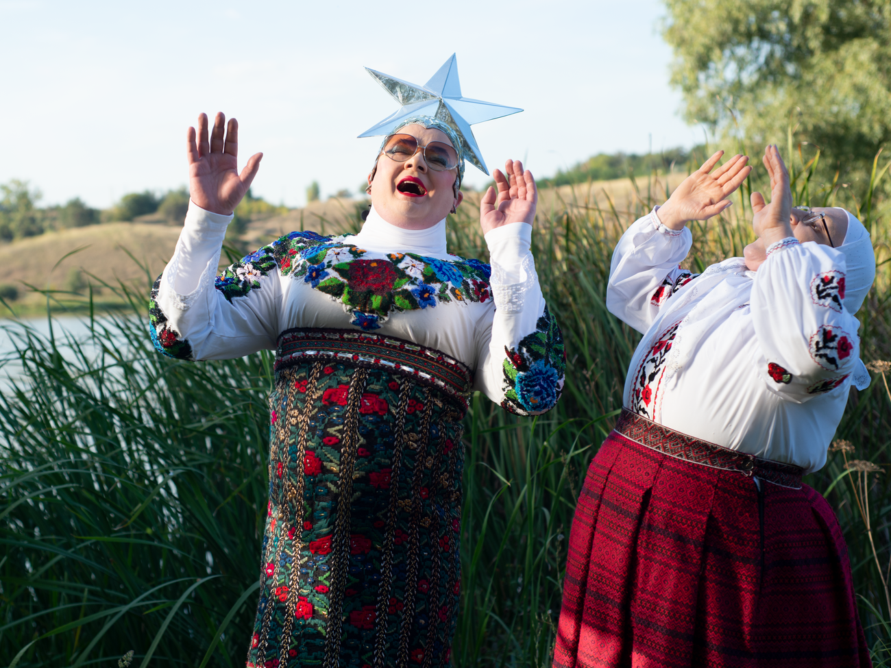 Данилко выступает на сцене вместе с Белоконь, которая играет роль матери его героини