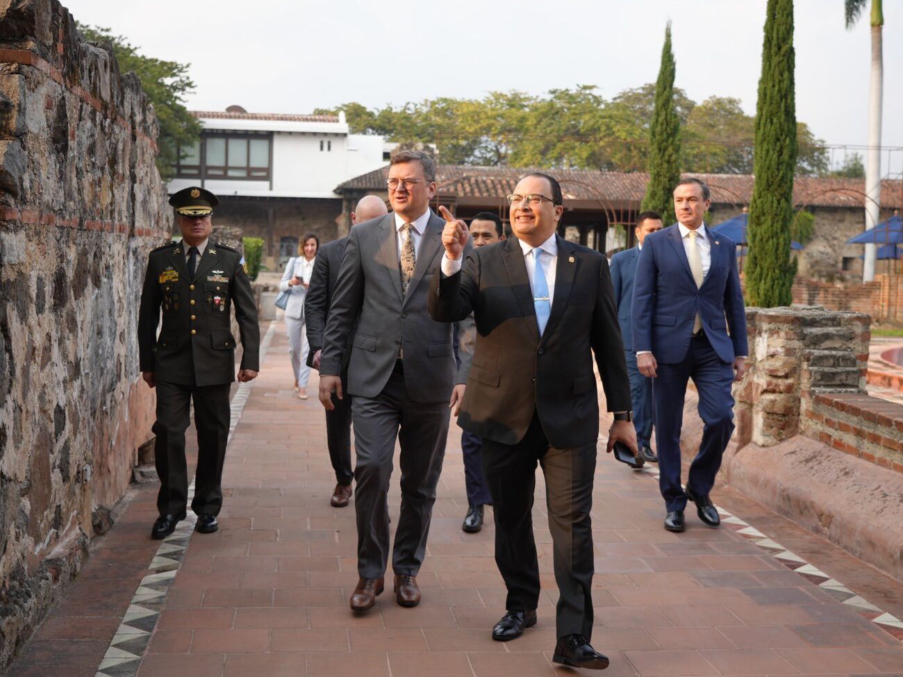 Кулеба в Гватемале провел встречу с главой МИД страны Букаро