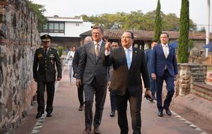 Кулеба в Гватемале провел встречу с главой МИД страны Букаро