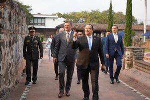 Кулеба в Гватемале провел встречу с главой МИД страны Букаро