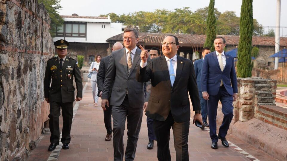 Кулеба в Гватемале провел встречу с главой МИД страны Букаро