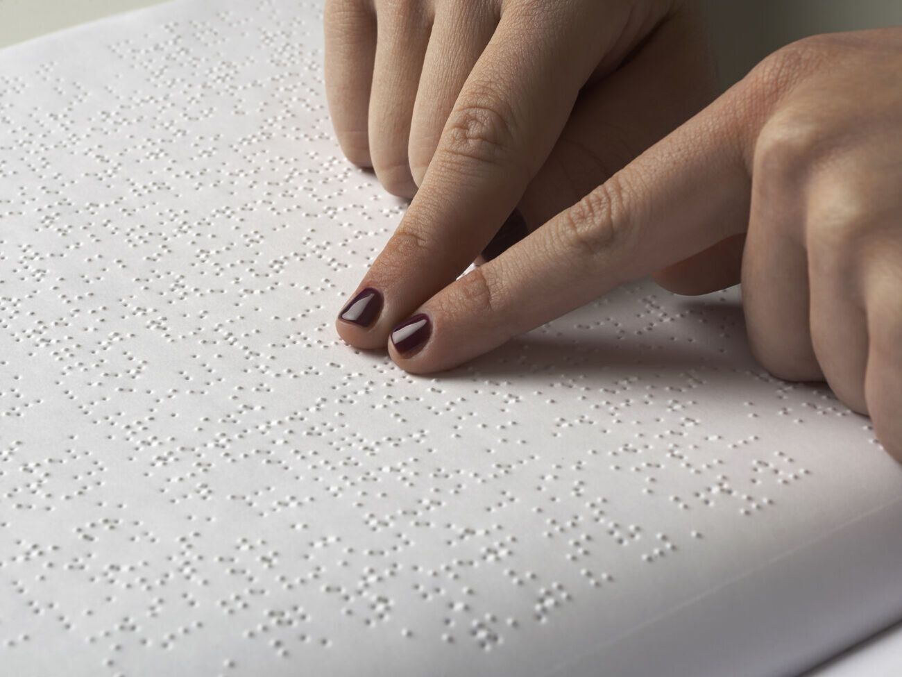 Vogue бесплатно отправит журнал со шрифтом Брайля читателям, которые оставят заявку и подтвердят, что у них есть проблемы со зрением