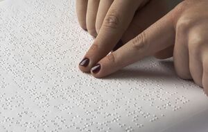 Vogue бесплатно отправит журнал со шрифтом Брайля читателям, которые оставят заявку и подтвердят, что у них есть проблемы со зрением