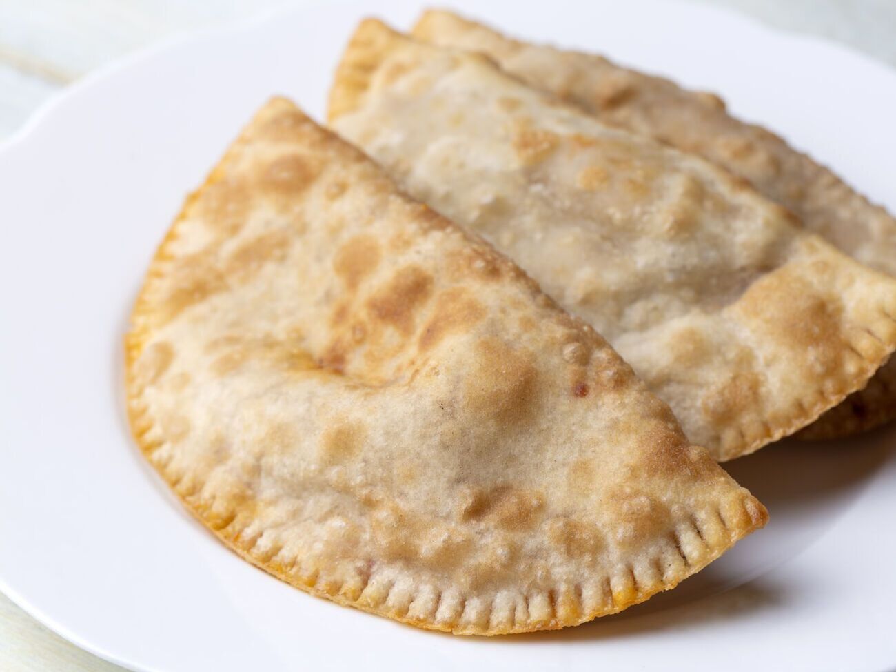 По словам Клопотенко, ничего сложного в приготовлении теста на чебуреки нет