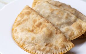 По словам Клопотенко, ничего сложного в приготовлении теста на чебуреки нет