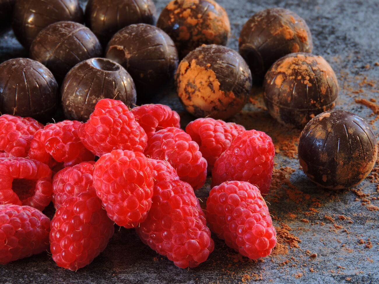 По словам автора рецепта, эти конфеты способны усилить чувствительность к эрогенным зонам за счет чили, а черный шоколад способствует повышению либидо