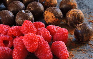 По словам автора рецепта, эти конфеты способны усилить чувствительность к эрогенным зонам за счет чили, а черный шоколад способствует повышению либидо