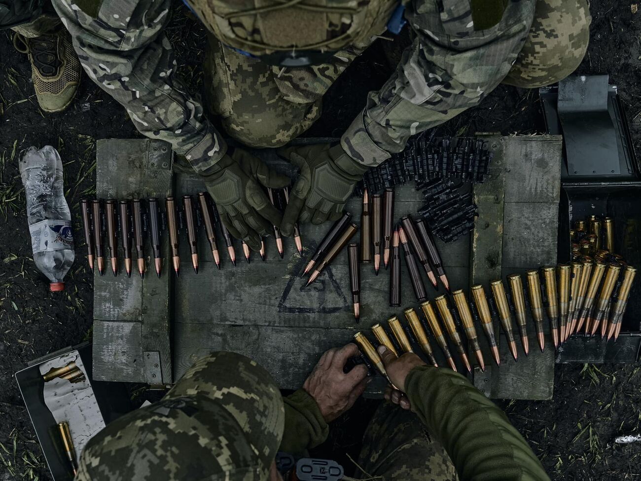 Украинские военные ежедневно ведут бои с оккупантами