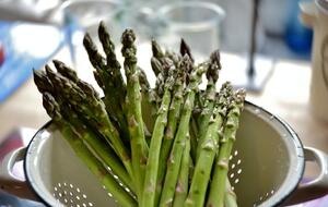 Спаржа готується дуже швидко
