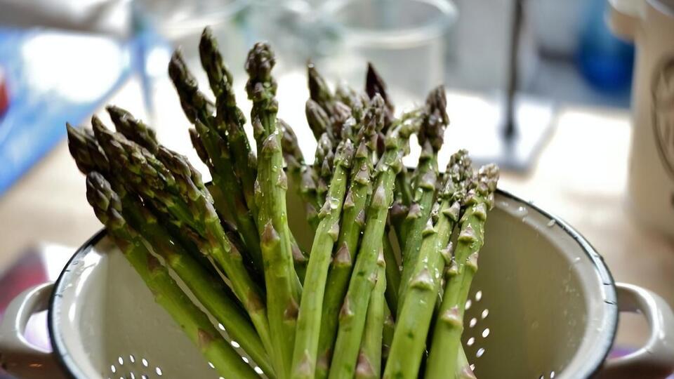 Спаржа готується дуже швидко