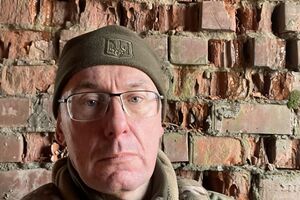 Наші брати підуть уперед на західних танках і бронеавтомобілях, битимуть HIMARS, ракетами й сучасними дронами. А поки ТрО тримає те, що раніше було квітучим Бахмутом, на 100 разів перебраних "моталига