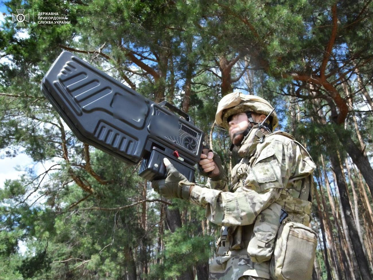 Беспилотники сбили из антидроновых ружей