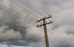 Как выяснили ремонтники, мужчина ловил рыбу в запрещенном месте