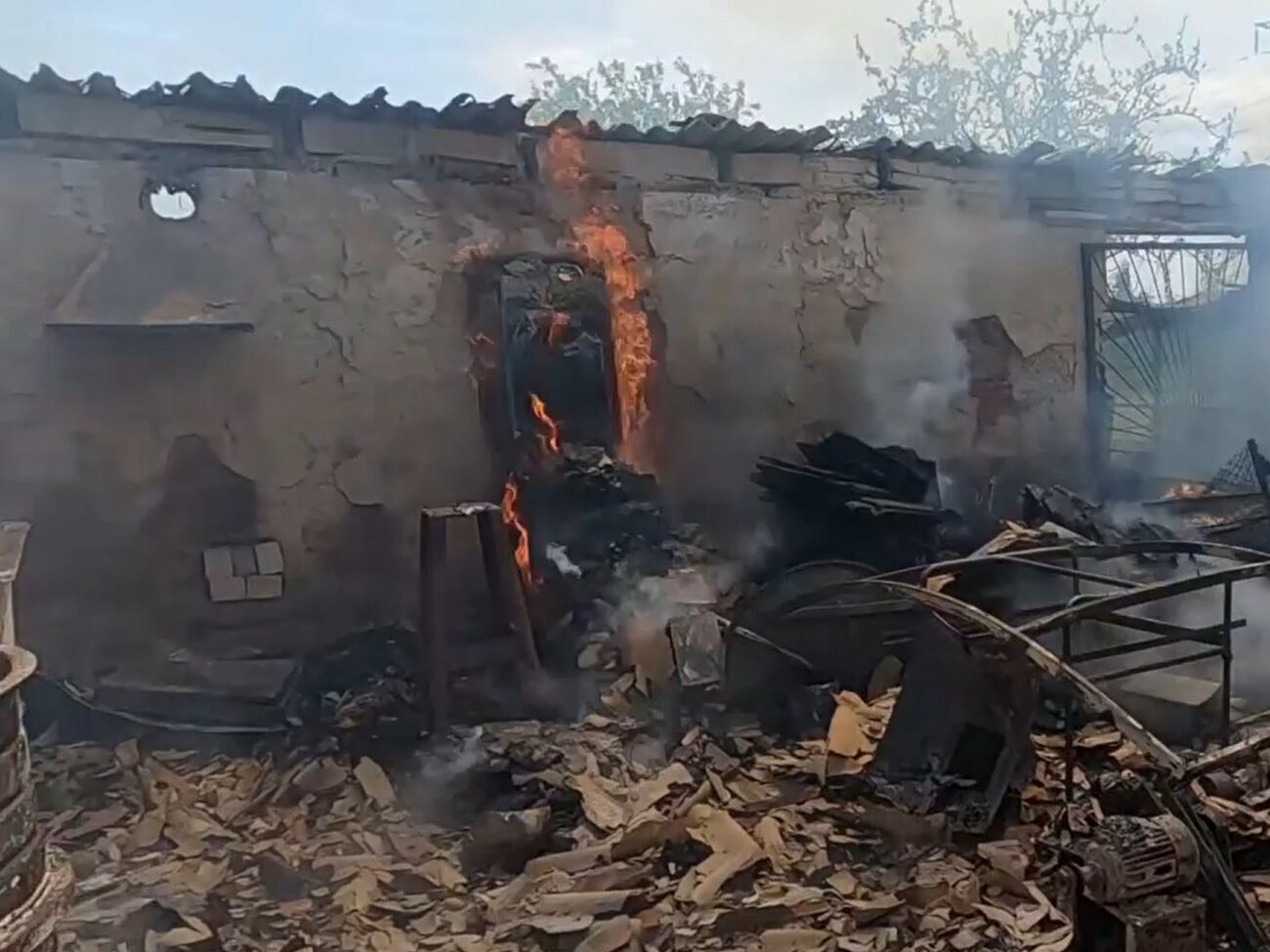 В результате российского обстрела Херсона повреждены жилье и хозпостройки, возник пожар, отметили в ОВА