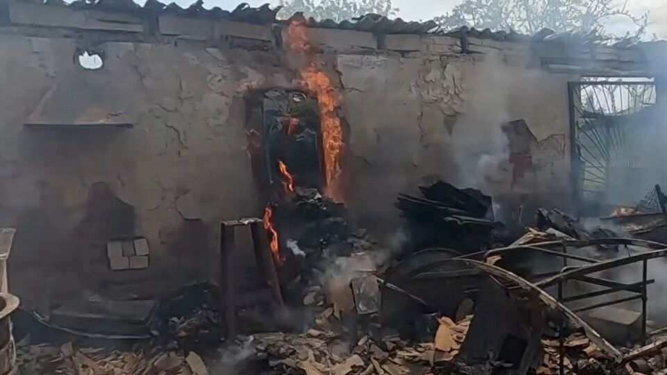 В результате российского обстрела Херсона повреждены жилье и хозпостройки, возник пожар, отметили в ОВА