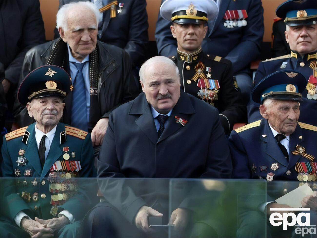 На параде Победы в Москве Лукашенко уже был с повязкой от капельницы