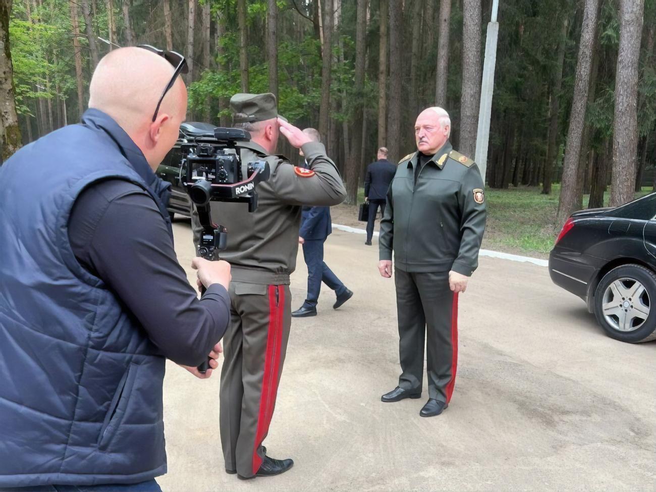 15 мая СМИ опубликовали фото Лукашенко в военной форме