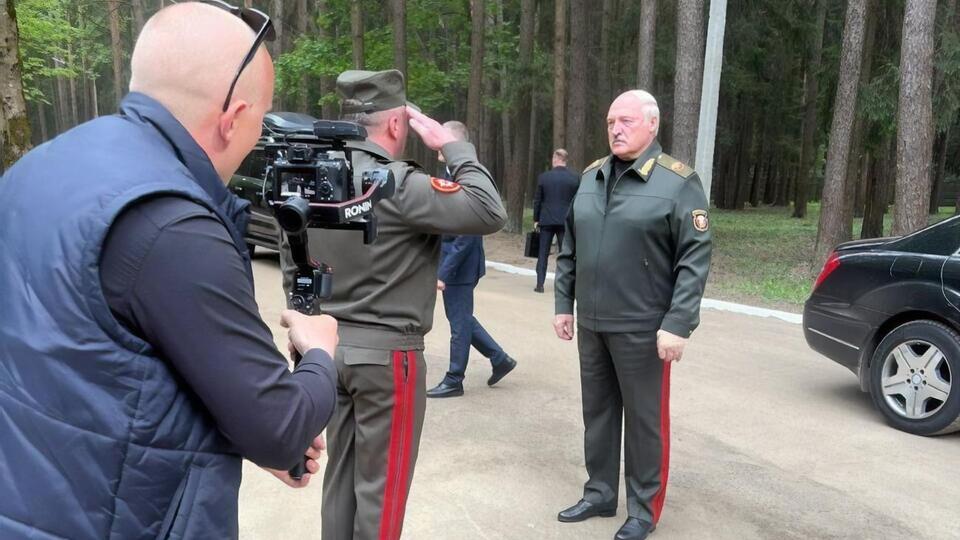 15 мая СМИ опубликовали фото Лукашенко в военной форме