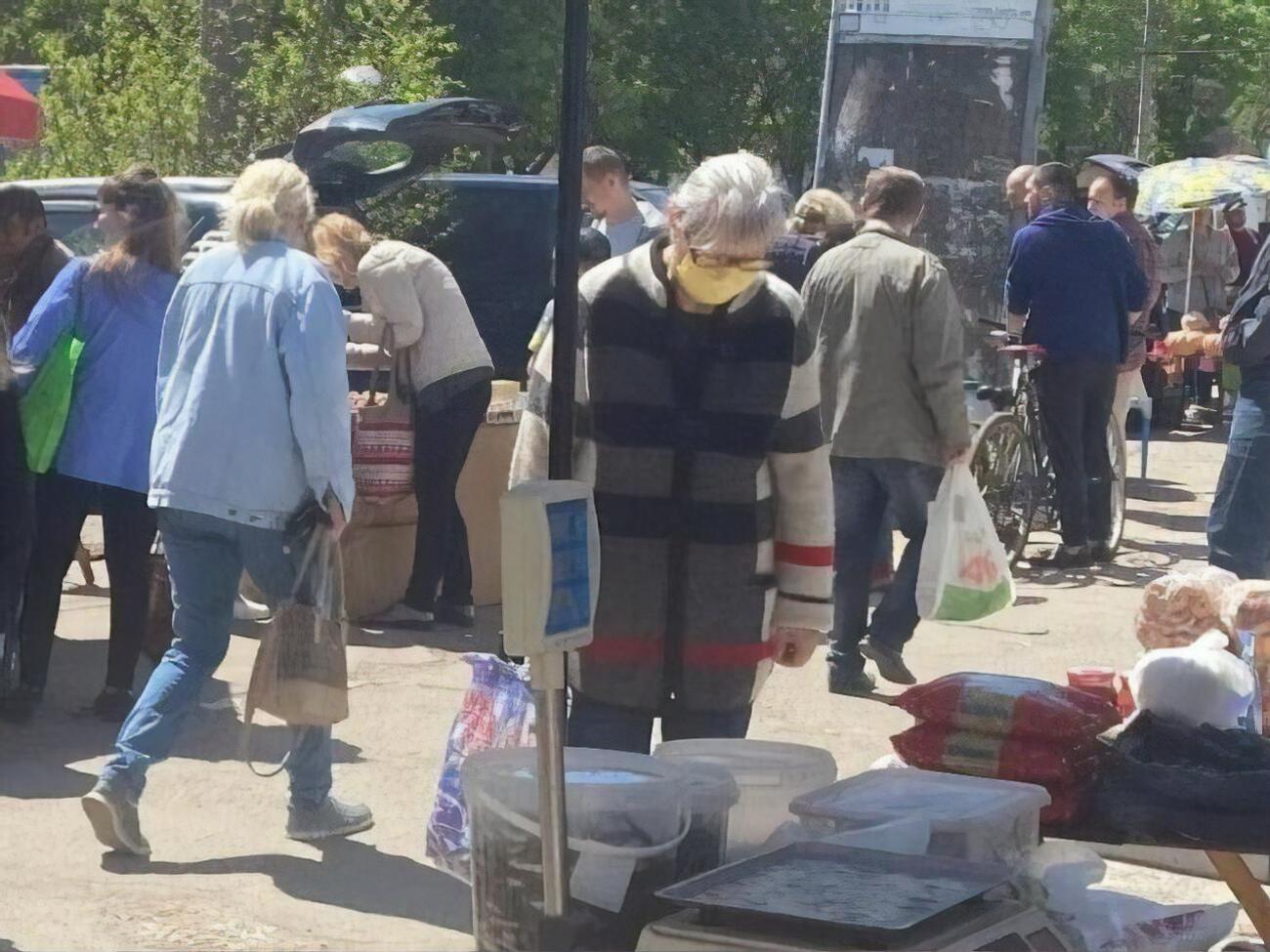 Клочко: Людей на улице у базара много, покупают в основном овощи – самый дешевый товар