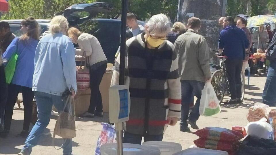 Клочко: Людей на вулиці біля базару багато, купують в основному овочі – найдешевший товар