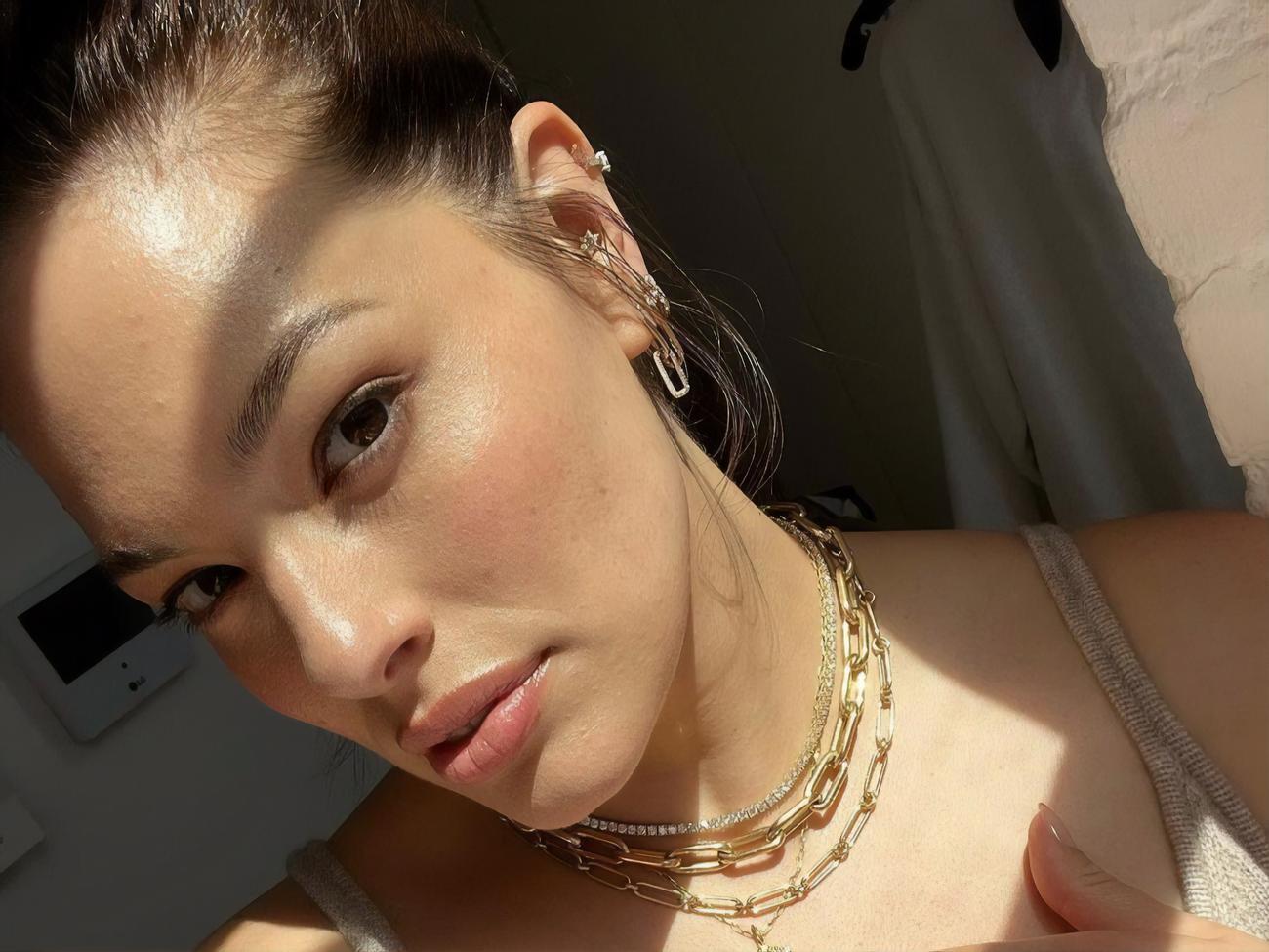 Грэм сама себе сделала макияж