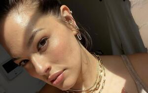 Грем сама собі зробила макіяж