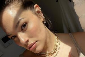 Грэм сама себе сделала макияж