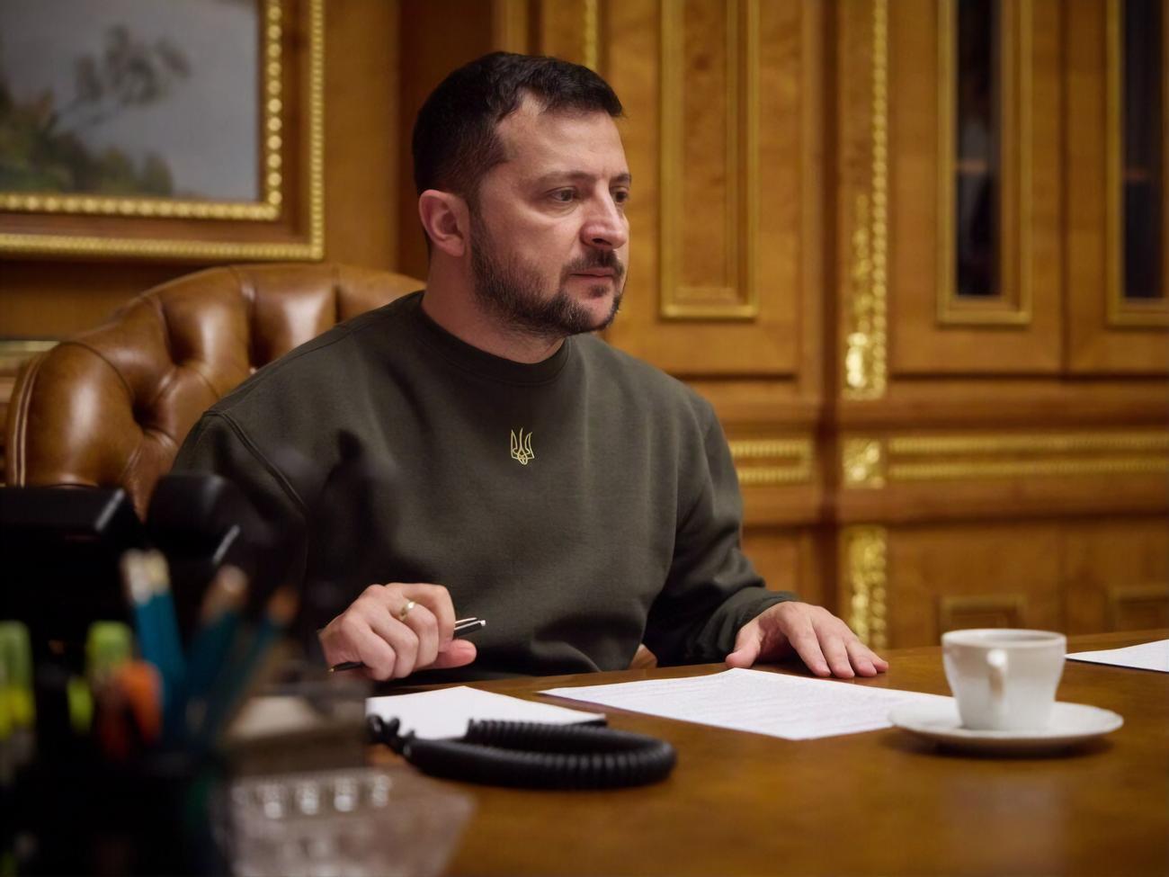 Зеленский заслушал руководителей оперативно-стратегических группировок войск о ходе боевых действий