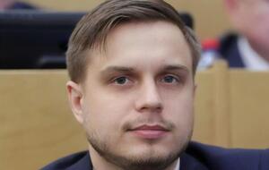 Ткачов є членом комітету російської Держдуми з питань інформаційної політики
