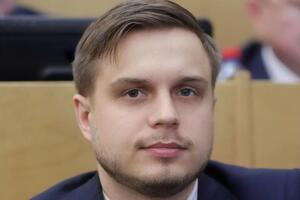 Ткачов є членом комітету російської Держдуми з питань інформаційної політики
