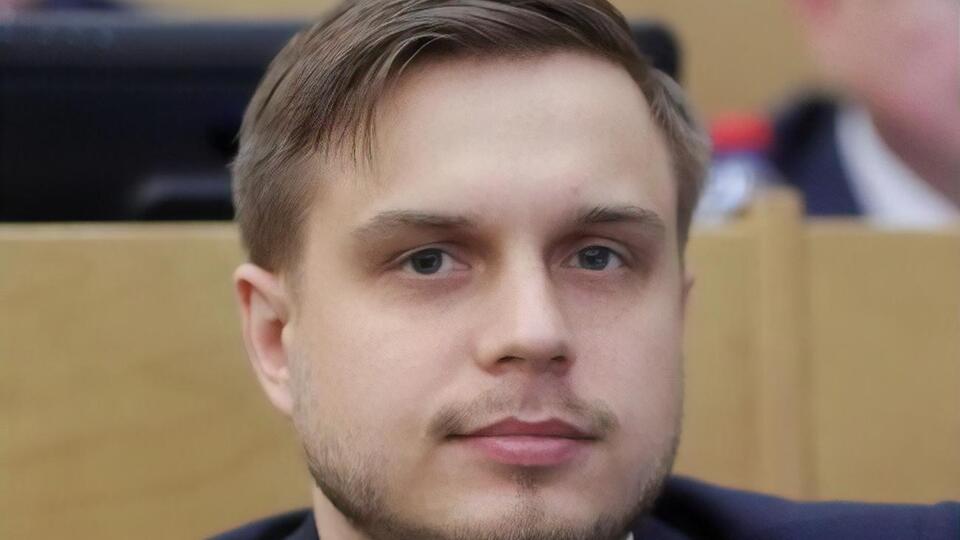 Ткачов є членом комітету російської Держдуми з питань інформаційної політики