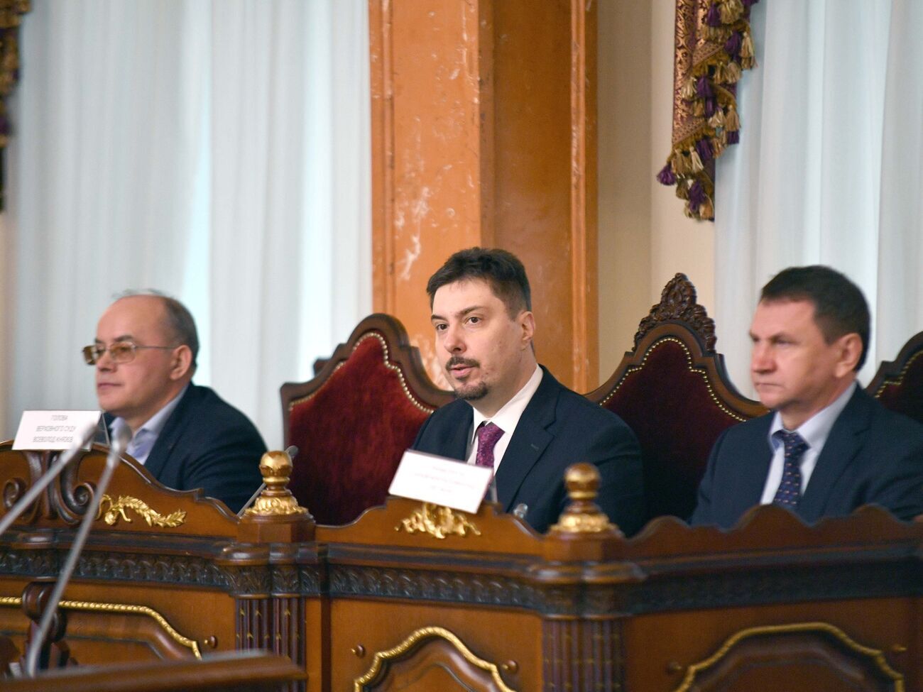 Судді Верховного Суду висловили недовіру Князєву (на фото в центрі)