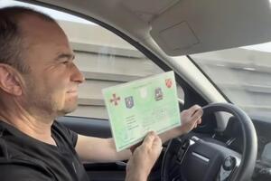 Павлик – Репяховой: Это тебе пропуск в подарок