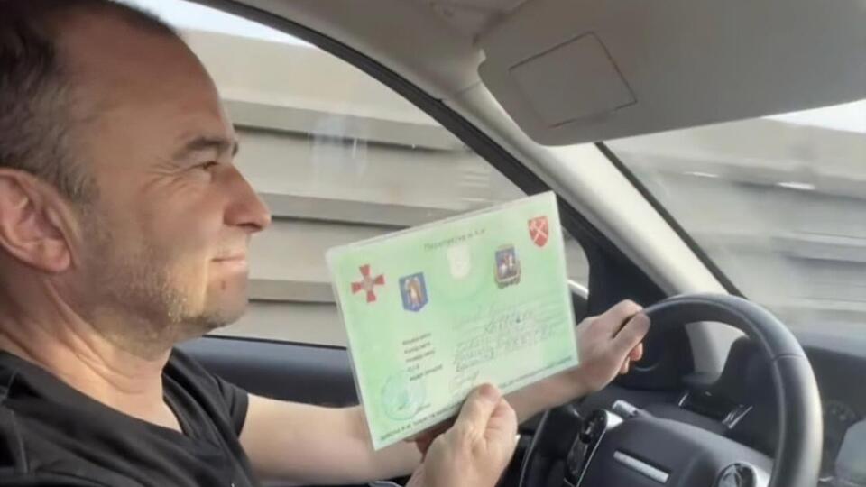 Павлік – Репяховій: Це тобі перепустка в подарунок