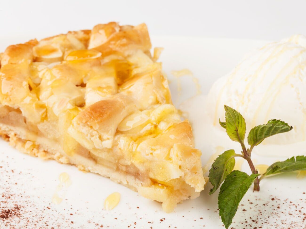 По словам Клопотенко, шарлотку можно приготовить почти с любыми фруктами