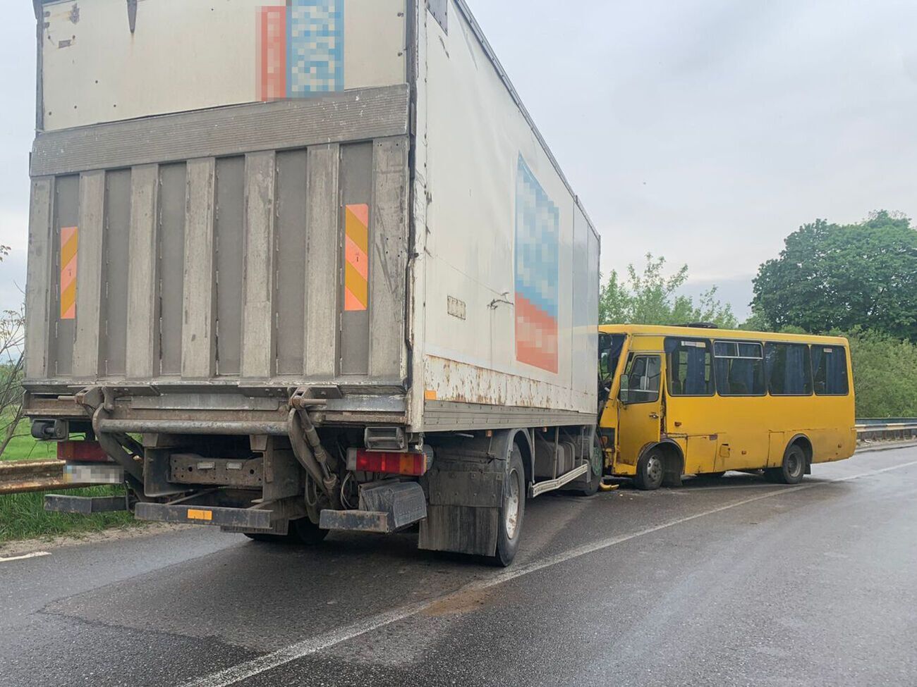 За даними поліції, водій вантажівки виїхав на смугу зустрічного руху