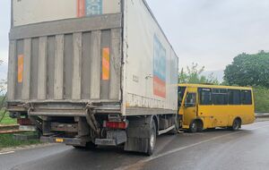За даними поліції, водій вантажівки виїхав на смугу зустрічного руху