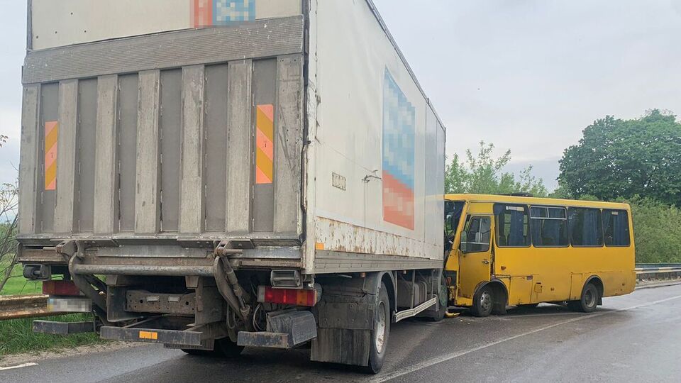 По данным полиции, водитель грузовика выехал на полосу встречного движения