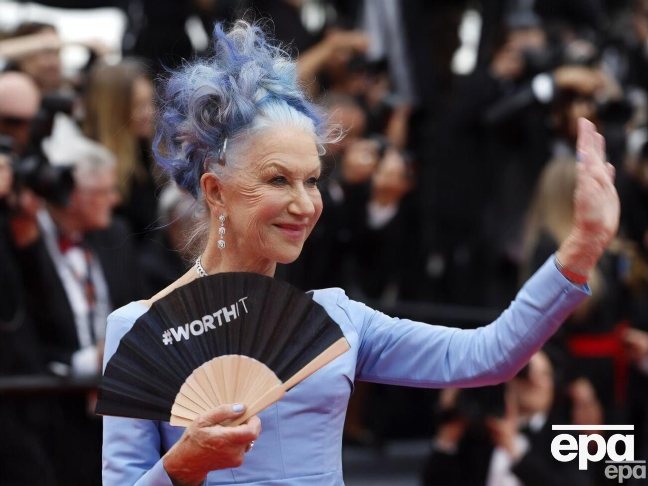 Свой образ Миррен дополнила веером с хештегом #WorthIt и маникюром голубого оттенка