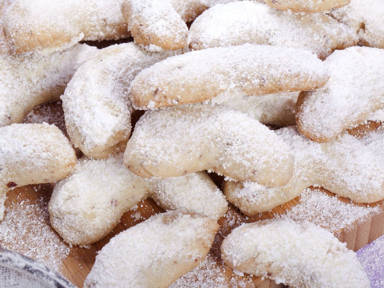 Тепле печиво необхідно обваляти в цукровій пудрі