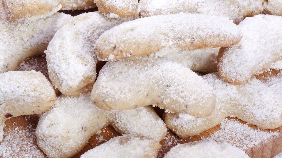 Тепле печиво необхідно обваляти в цукровій пудрі