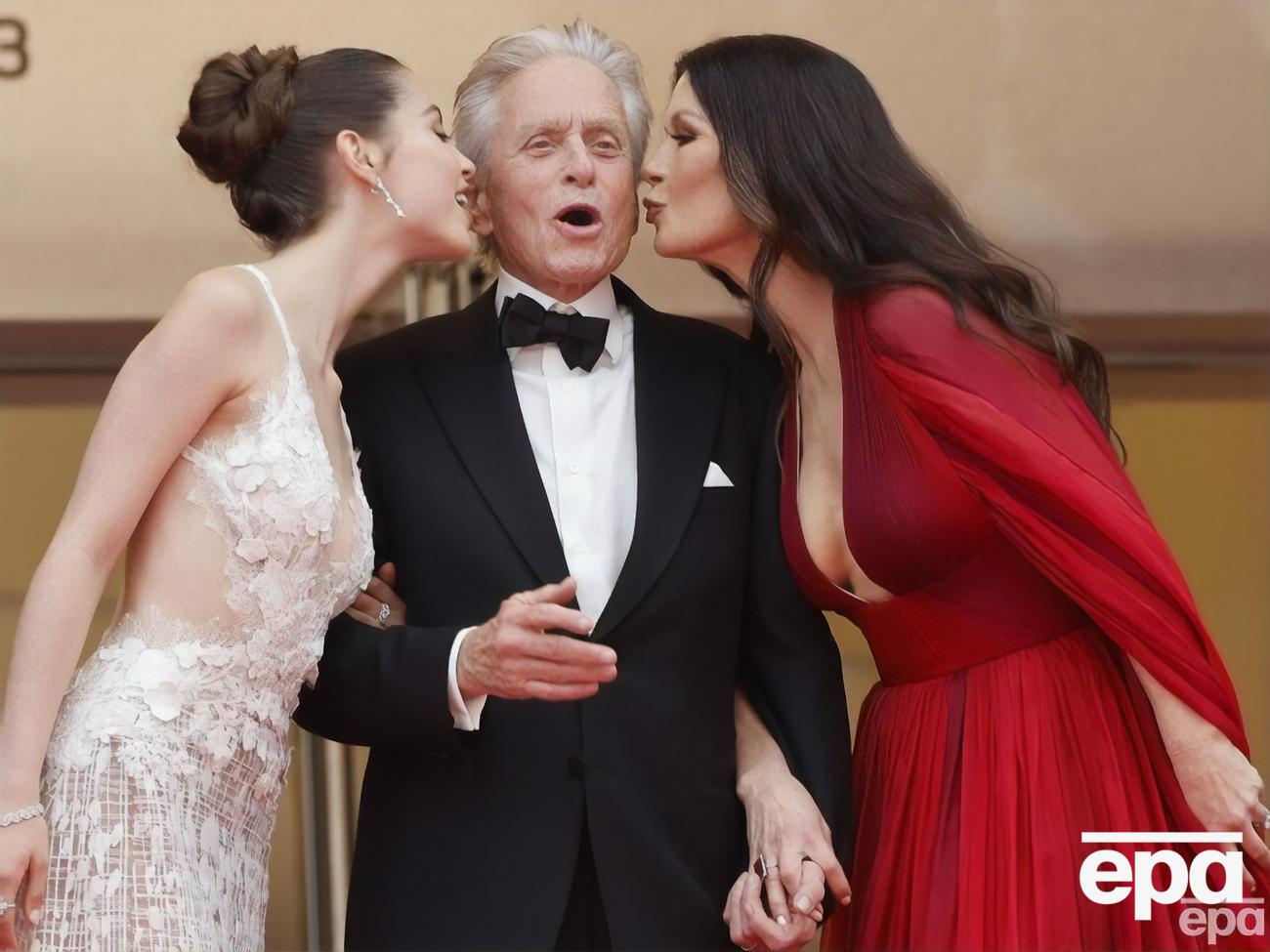 На червоній доріжці Каннського фестивалю Зета-Джонс з'явилася з чоловіком і донькою