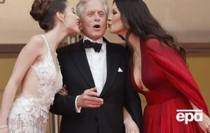 На красной дорожке Каннского кинофестиваля Зета-Джонс появилась с мужем и дочерью