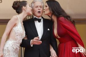 На червоній доріжці Каннського фестивалю Зета-Джонс з'явилася з чоловіком і донькою