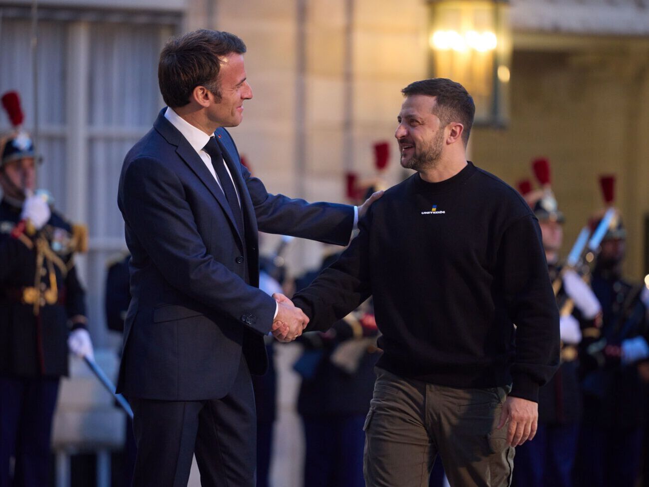 Зеленський (праворуч) увечері 14 травня відвідав Париж і зустрівся з Макроном
