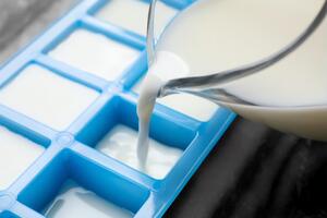 Такой способ заморозки молока – простой и практичный