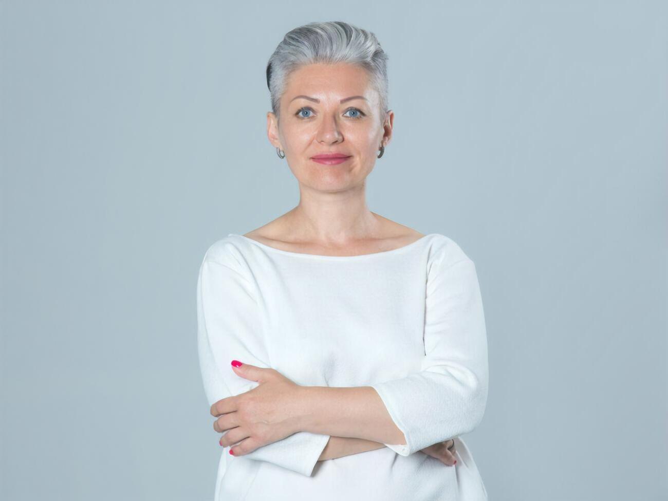 По мнению стилиста, даже седые волосы при хорошей стрижке могут молодить