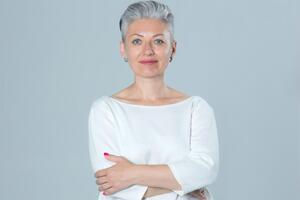 На думку стиліста, навіть сиве волосся в гарній стрижці може робити молодшим