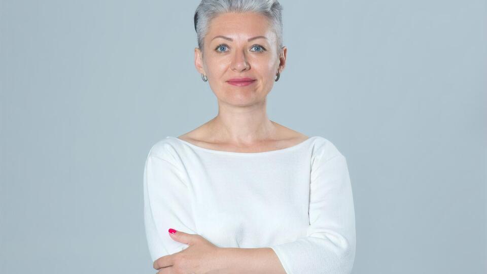 По мнению стилиста, даже седые волосы при хорошей стрижке могут молодить