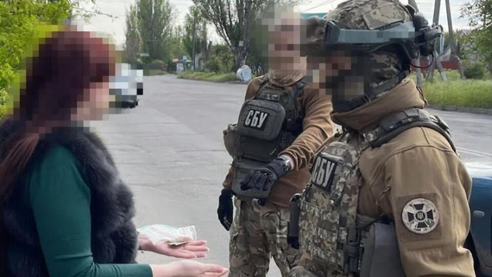 В ходе обысков по месту жительства фигурантки был обнаружен мобильный телефон, который она использовала для коммуникации с агрессором